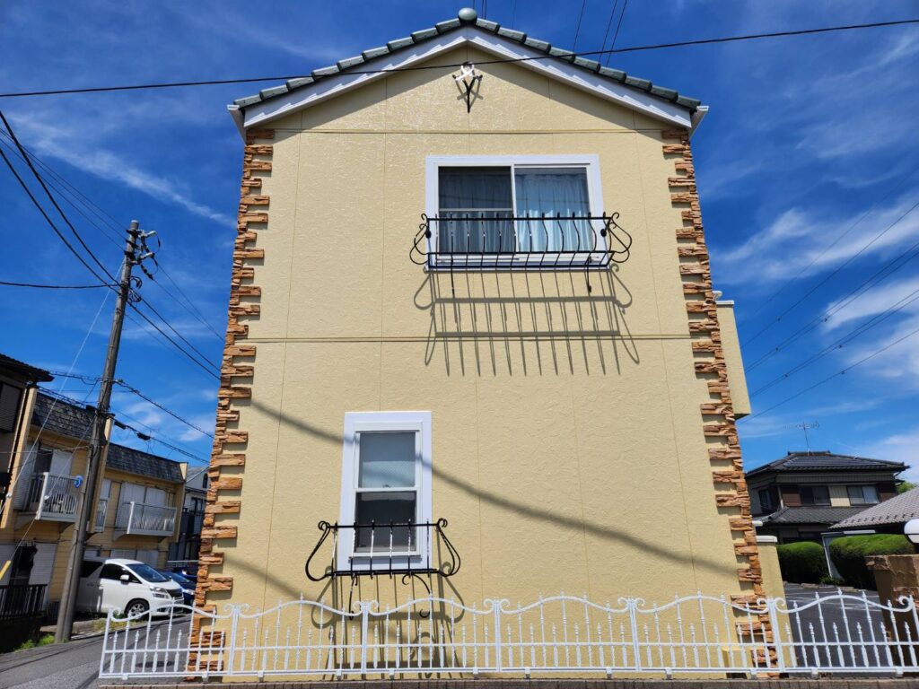 建物の側面も塗装によって美しく仕上がりました。窓廻りの白い部材やレンガ調の装飾と色のバランスも良く、建物のデザインを活かした明るく上品な印象になりました。