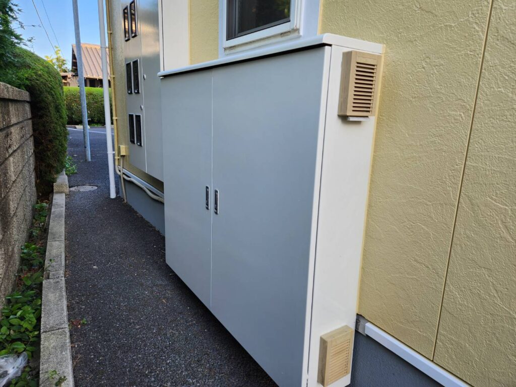 外壁だけでなく、付帯部も建物全体の色合いに合わせて仕上げました。外壁と付帯部の色を整えることで外観に統一感が生まれます。